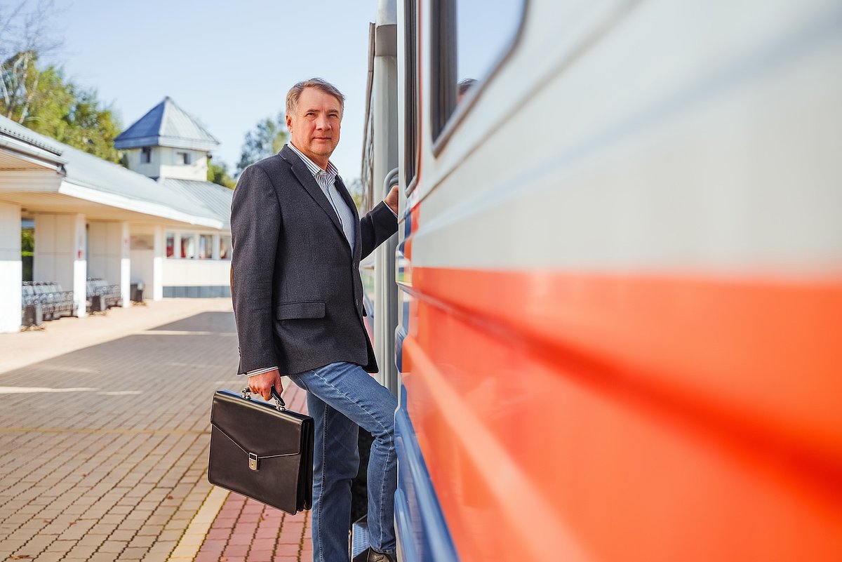 Mann steigt in den Zug ein