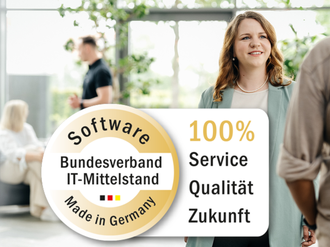 Vordergrund Software Made in Germany Zertifikat und im Hintergrund stehen eine Frau und Mann im Gespräch