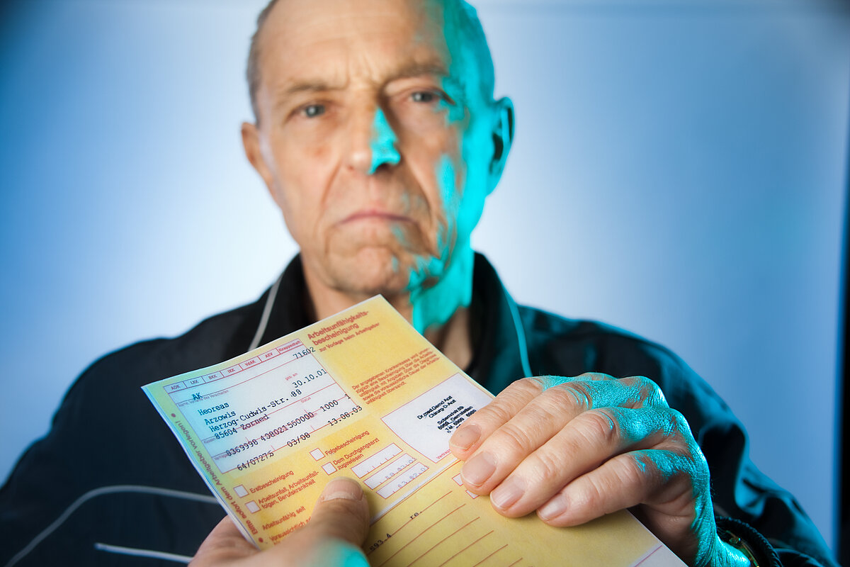 Mann mit einer gefälschten AU