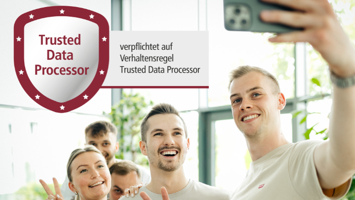 Menschen freuen sich über Siegel