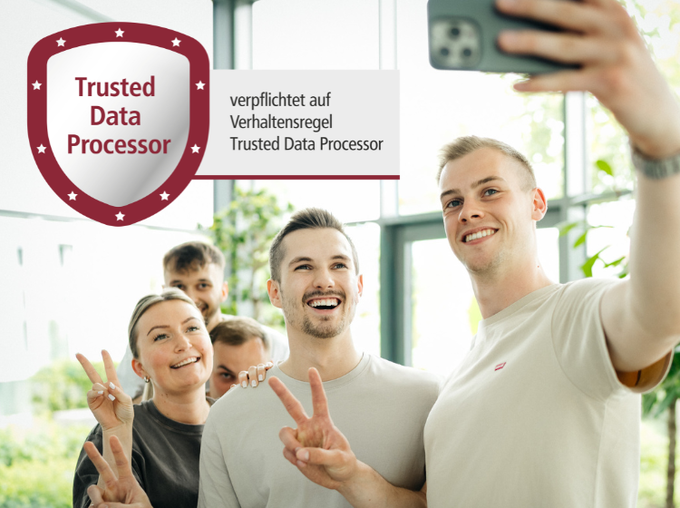 Menschen freuen sich über Siegel