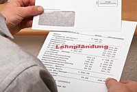 Gehaltsabrechnung auf der mit roter Schrift Lohnpfändung steht
