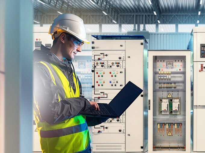 Ein Mann in der Elektrotechnik in Schutzkleidung.