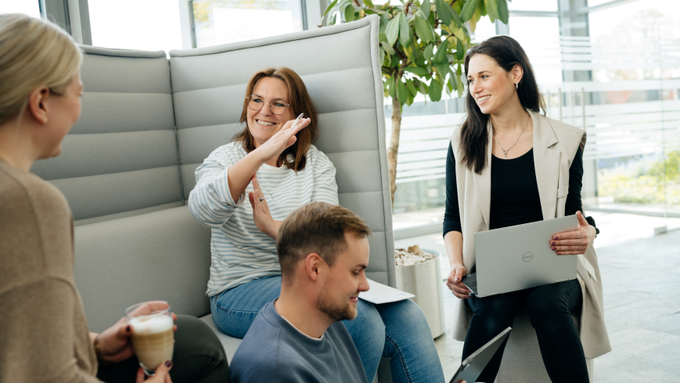 Personen besprechen etwas