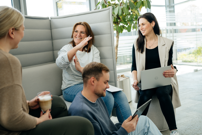 Personen besprechen etwas