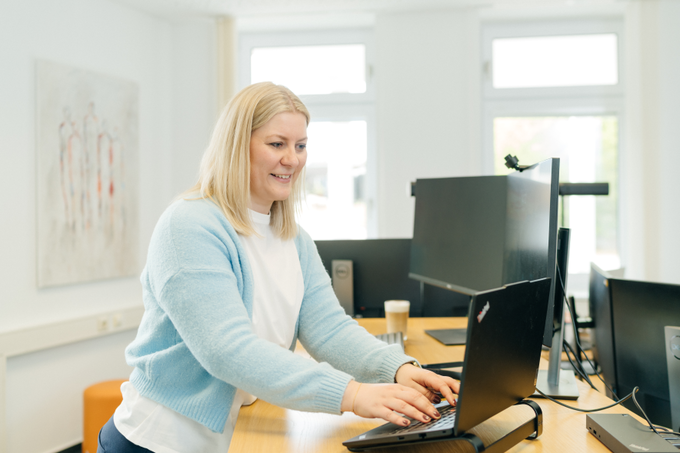 Dame meldet sich am Computer an