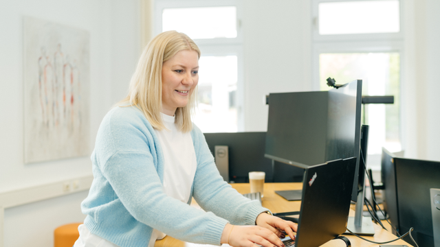 Dame meldet sich am Computer an