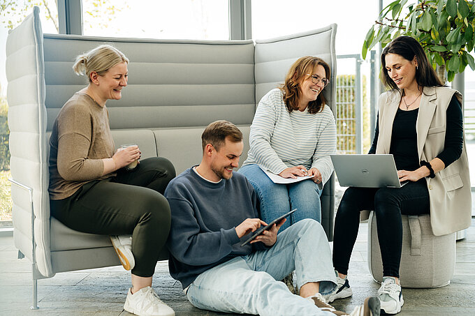 Gruppe lacht gemeinsam