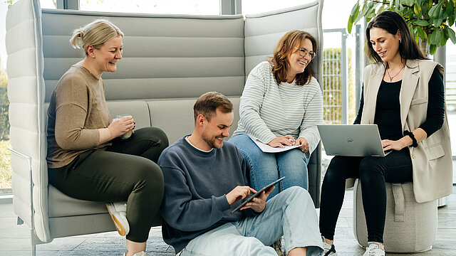 Gruppe lacht gemeinsam