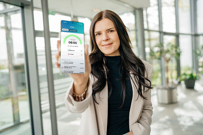 Junge Dame zeigt Smartphone mit Screen