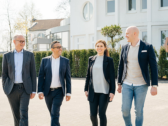 Gruppe Mitarbeiter SP_Data vor dem SP_Data Gebäude