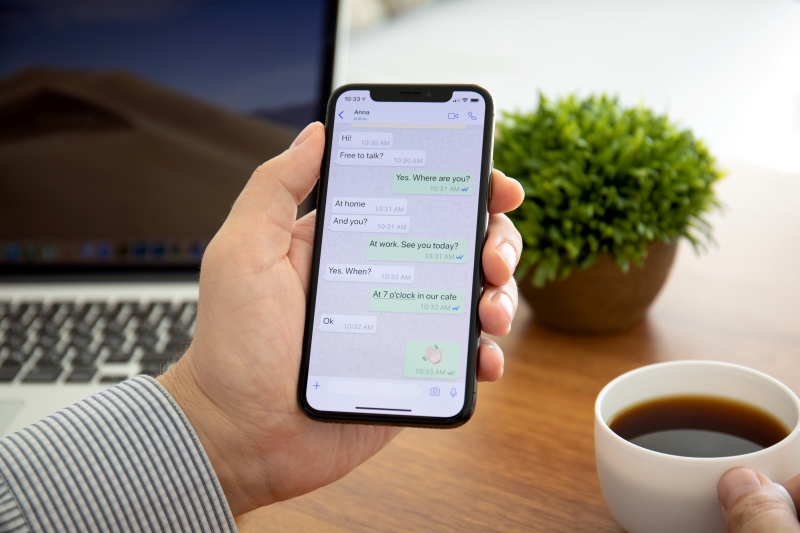 Handy auf dem ein WhatsApp Chat geöffnet ist