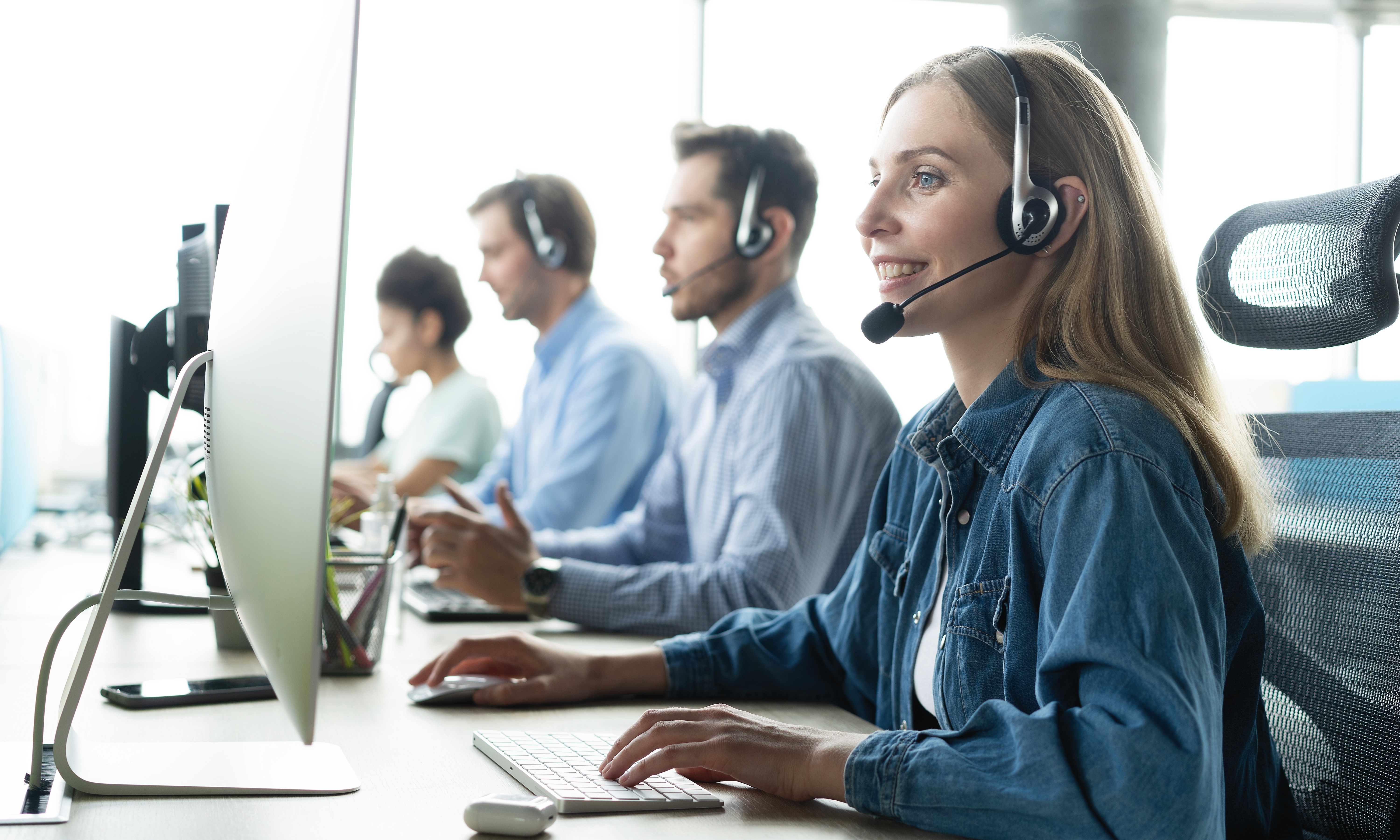 Mitarbeitende am Arbeitsplatz im Telefonat